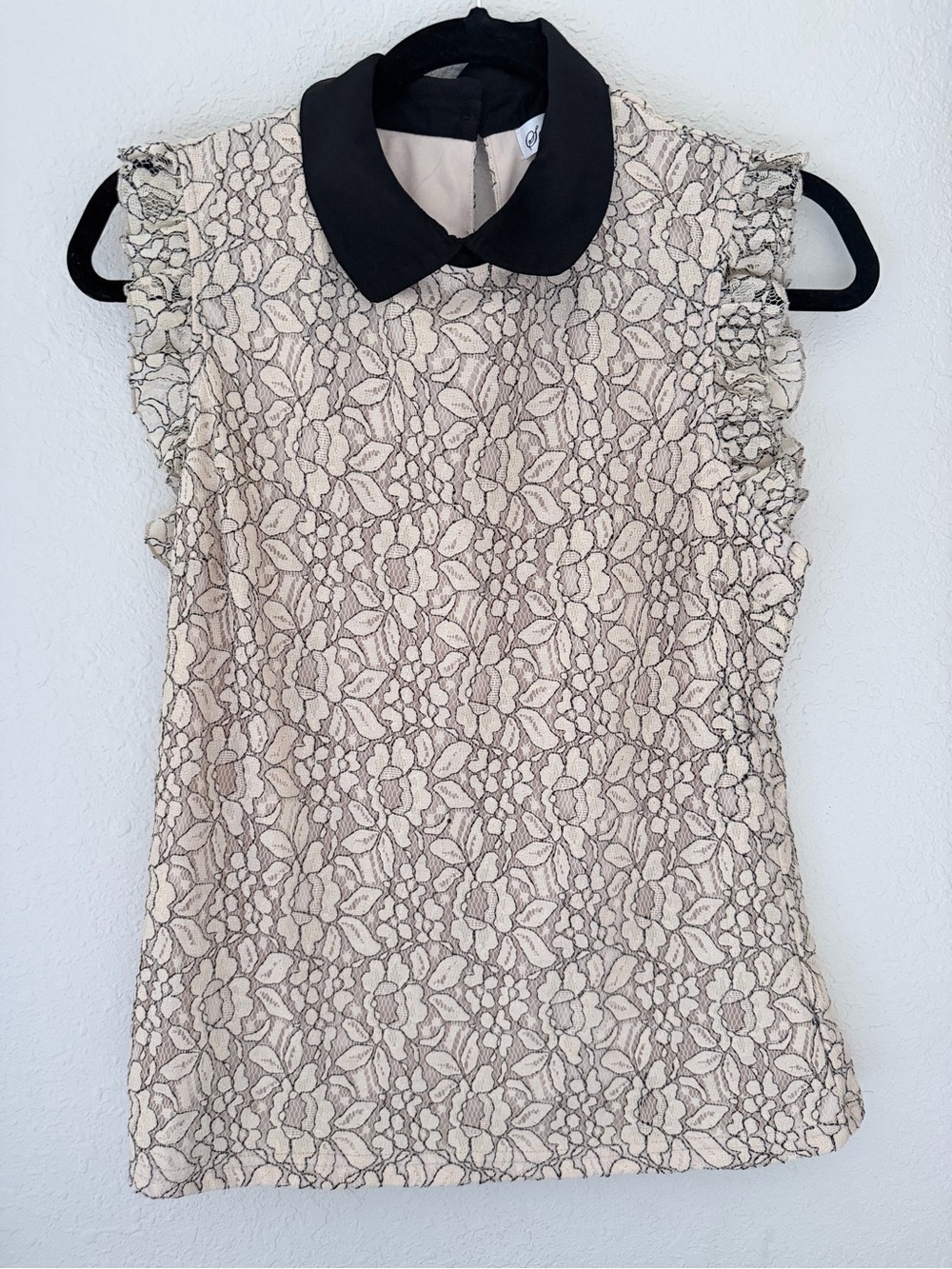 Lace-Overlay Sleeveless Camisole with Black Peter Pan Collar